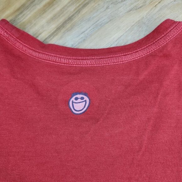 🔹️Life Is Good Faded Red Americana Daisy Vneck Short Sleeve Top Medium - Picture 9 of 11